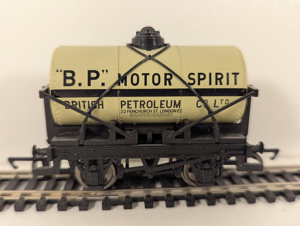 Hornby R1097 “BP Motor Spirit” Tank Wagon – Train Set Split