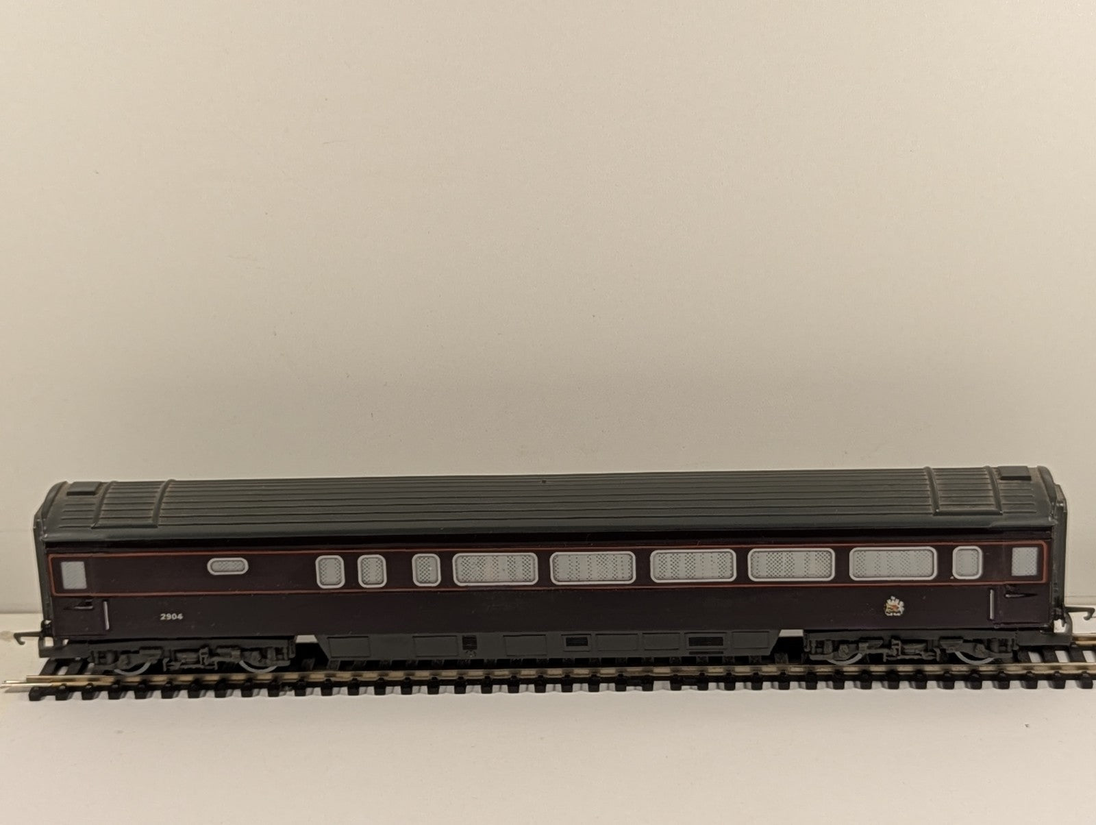 Hornby R439-0020 OO Gauge "The Duke's Saloon" Coach