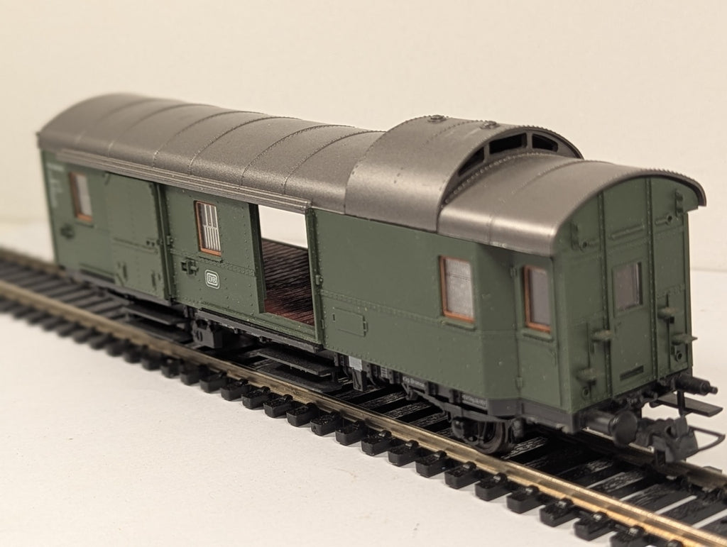 Roco HO Gauge DB Baggage Coach – Missing Doors
