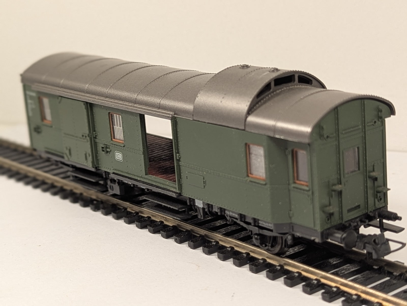 Roco HO Gauge DB Baggage Coach – Missing Doors