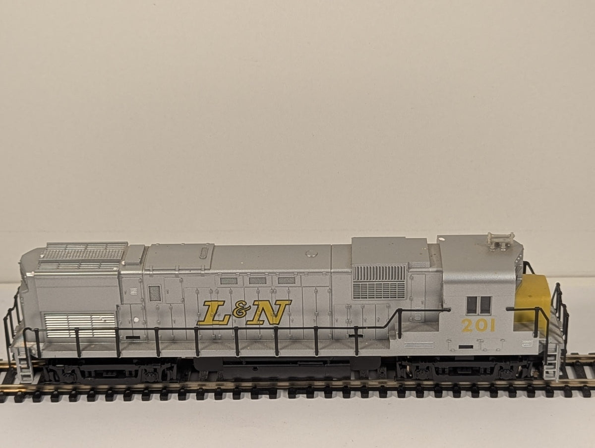 Pemco 3302-013 HO Scale Alco C430 L&M Silver – Missing Coupling