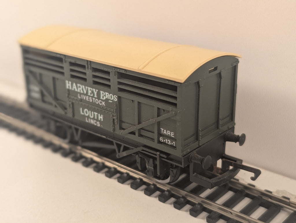 Hornby R.215 ‘Harvey Bros’ Cattle Van
