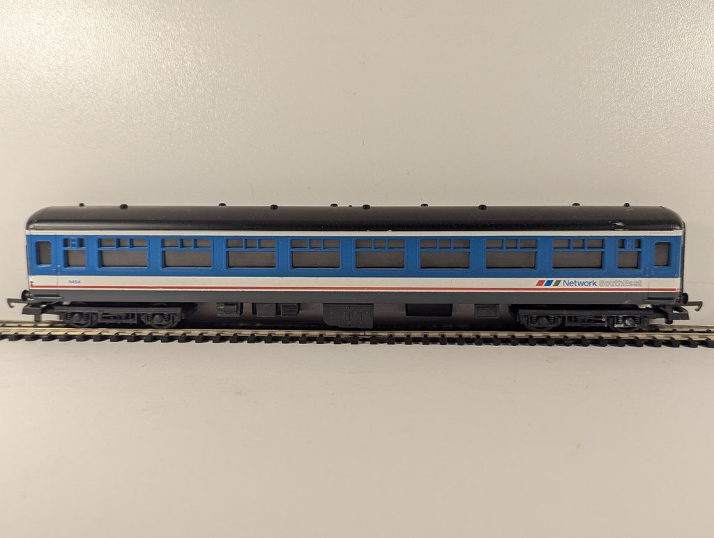 Lima OO Gauge BR Mk1 SK Corridor Second Passenger Coach 5454 Network SouthEast