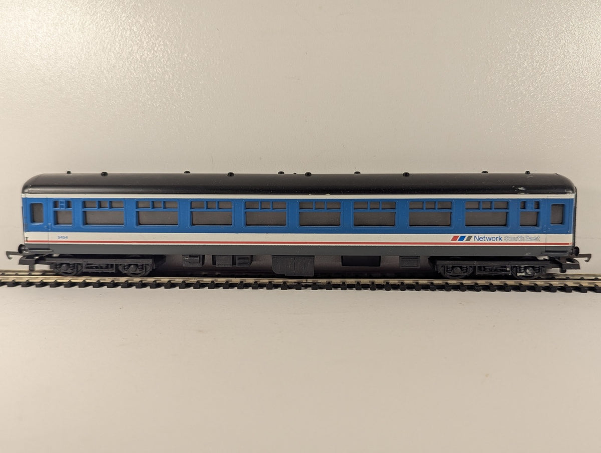 Lima OO Gauge BR Mk1 SK Corridor Second Passenger Coach 5454 Network SouthEast