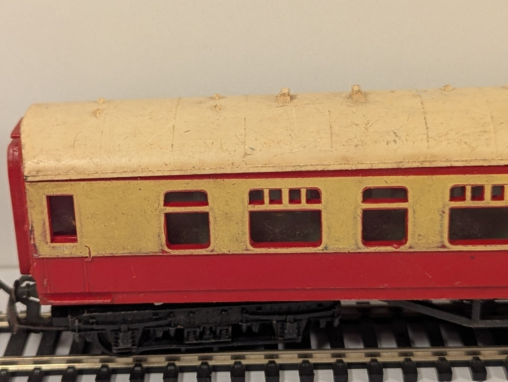 Tri-ang OO Gauge BR Maroon & Cream Composite Coach (Missing Buffer)