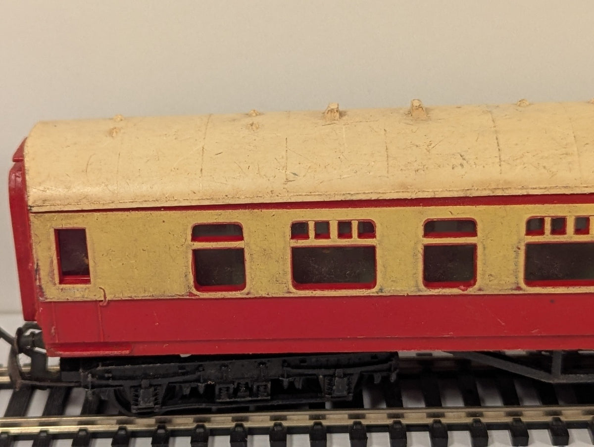Tri-ang OO Gauge BR Maroon & Cream Composite Coach (Missing Buffer)