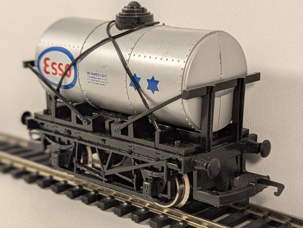 Hornby OO Gauge Esso Tank Wagon