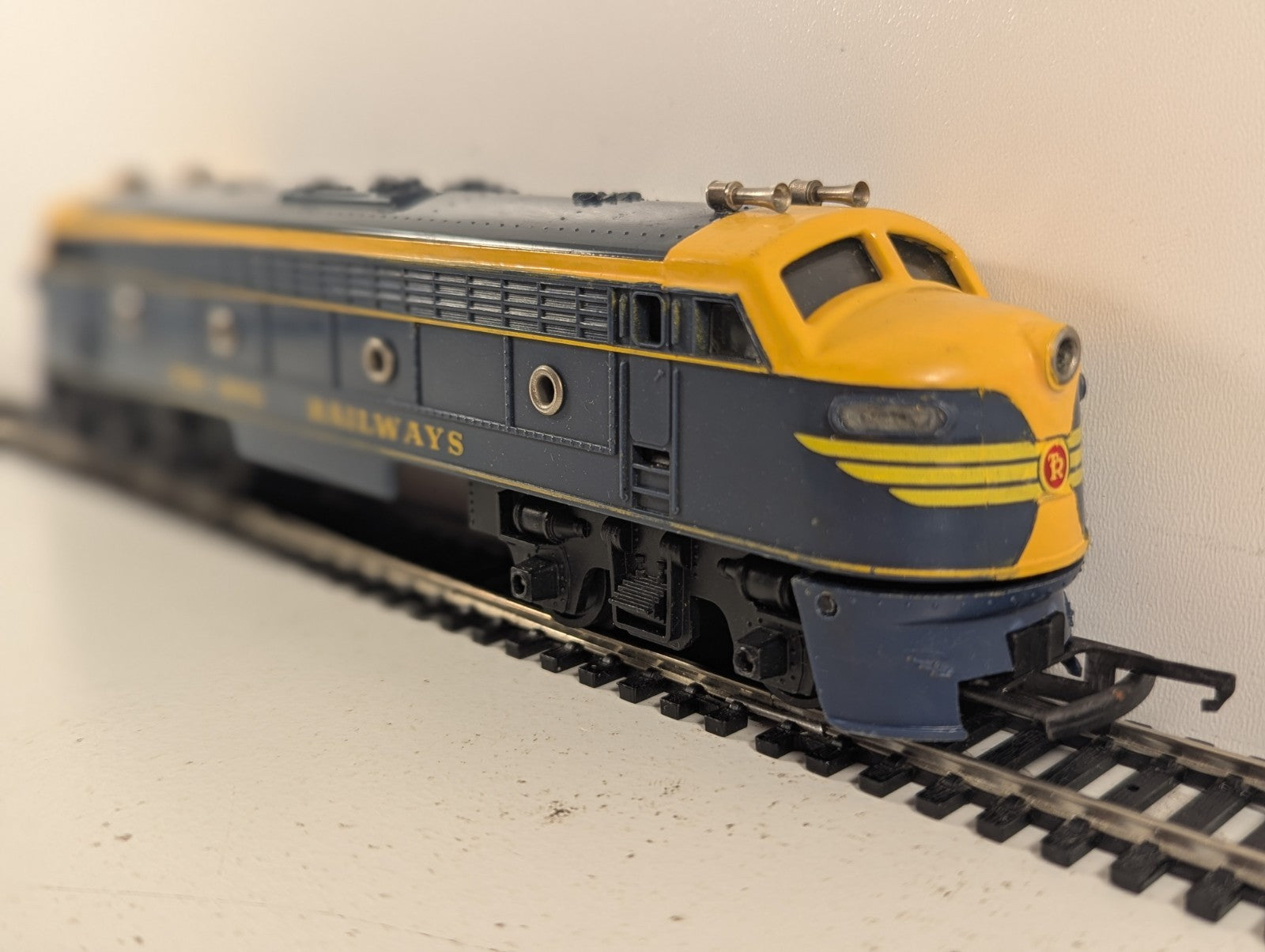 Tri-ang OO Gauge Double Ended Diesel Locomotive 7007 Blue and Yellow