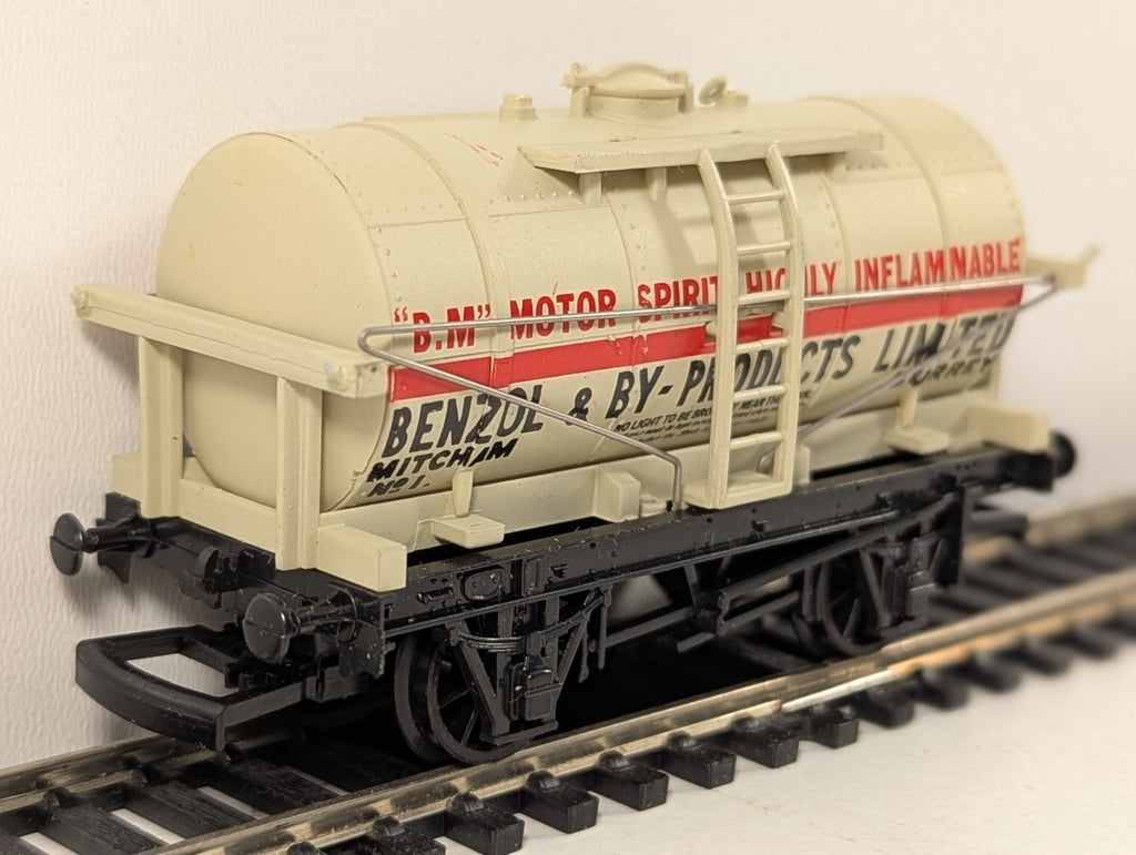 Dapol B136 OO Gauge White Benzol & By-Products Limited 12 Ton Tank Wagon