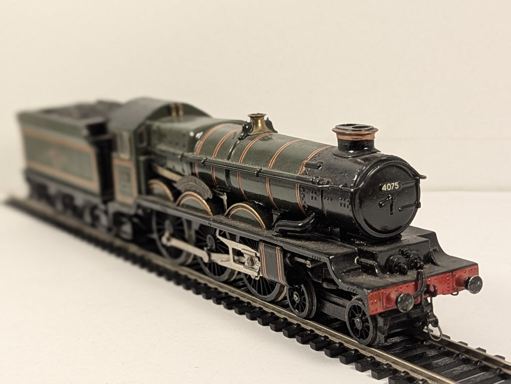 Wrenn OO Gauge Castle Class 4-6-0 5038 'Lyonshall Castle' Steam Locomotive