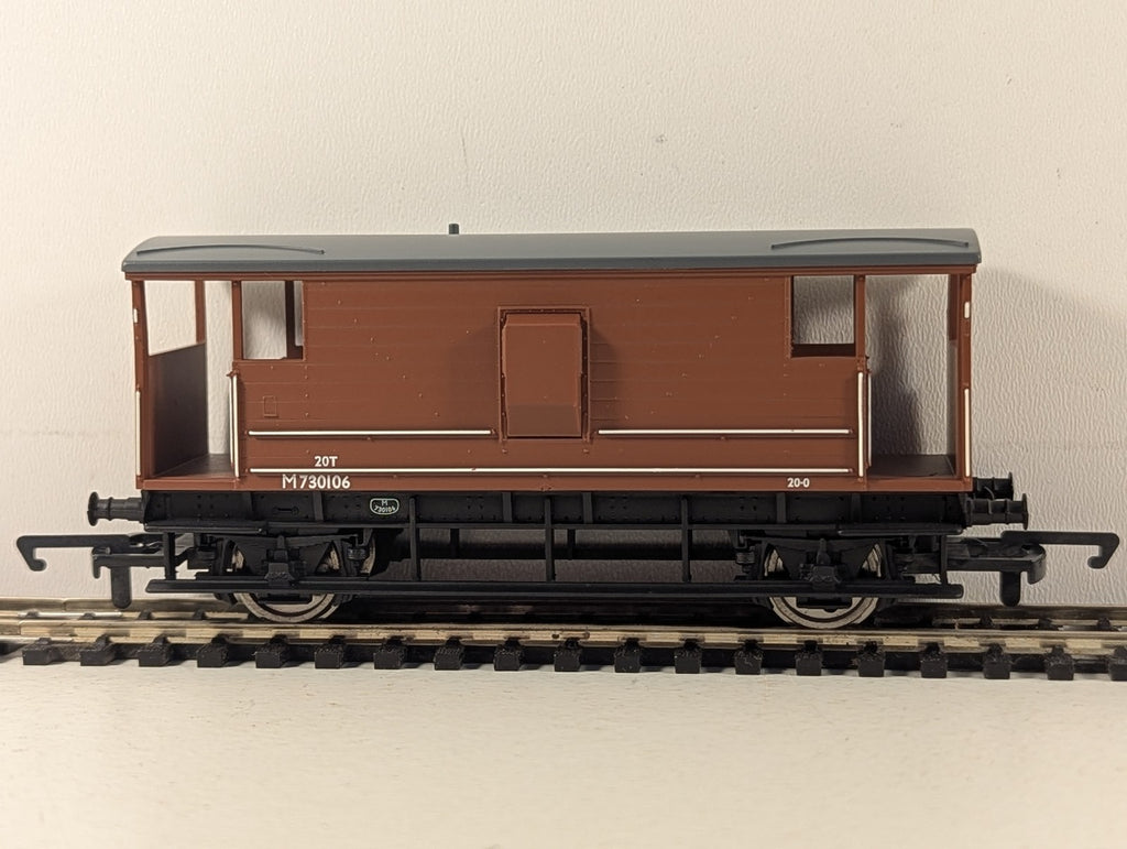 Hornby OO Gauge BR (ex LMS) 20 Ton Brake Van M730106 BR Bauxite R6145A