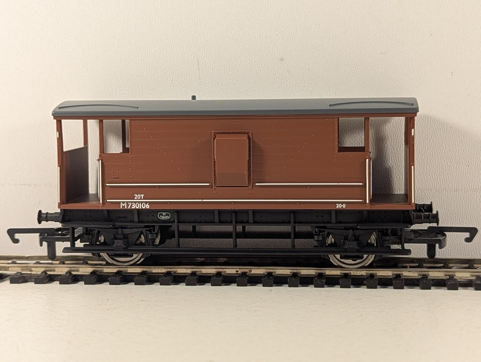 Hornby OO Gauge BR (ex LMS) 20 Ton Brake Van M730106 BR Bauxite R6145A