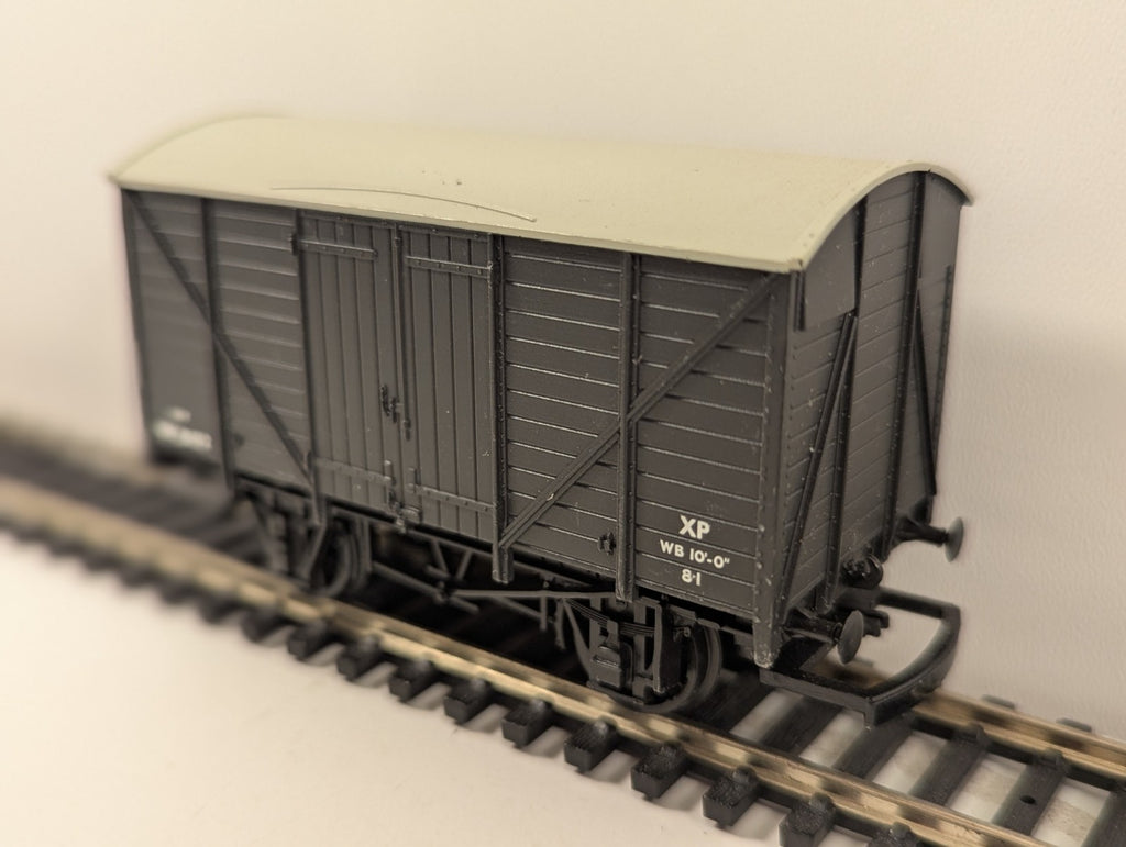 Hornby R2669 OO 12t Double Vent Van BR Grey W18402
