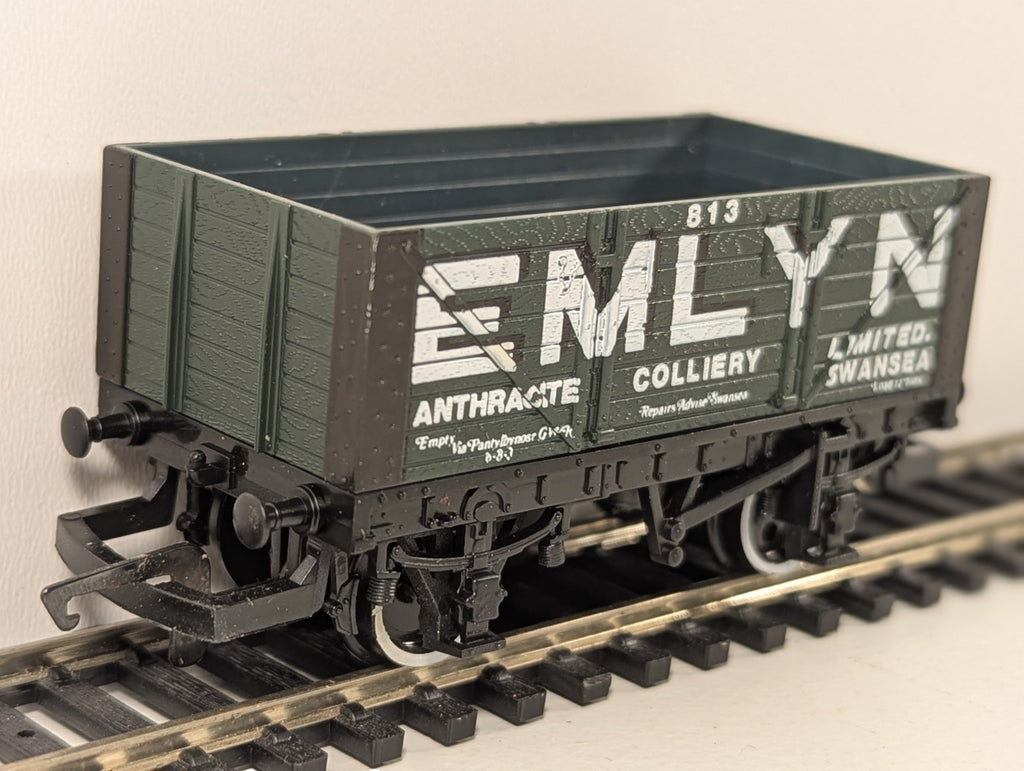 Hornby OO Gauge R118 Emlyn Anthracite 7 Plank Wagon
