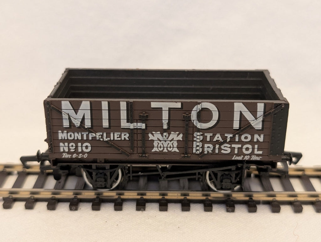 Bachmann OO Gauge 7 Plank Wagon 'Milton' Goods Wagon 10 Milton Brown