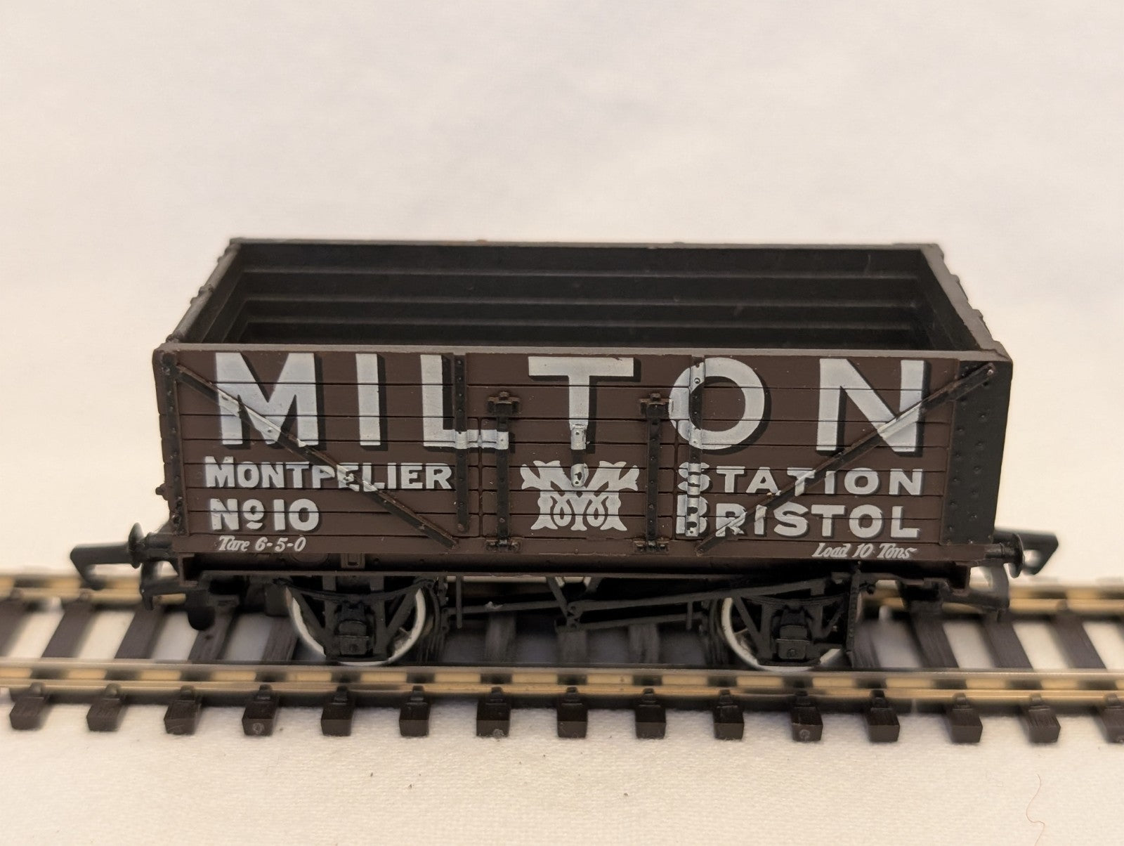 Bachmann OO Gauge 7 Plank Wagon 'Milton' Goods Wagon 10 Milton Brown