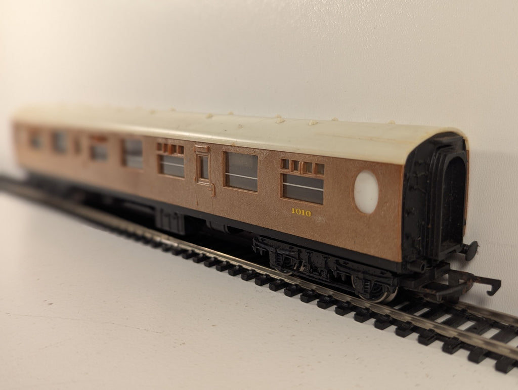 Hornby R745 OO Gauge LNER Corridor Full Third Coach
