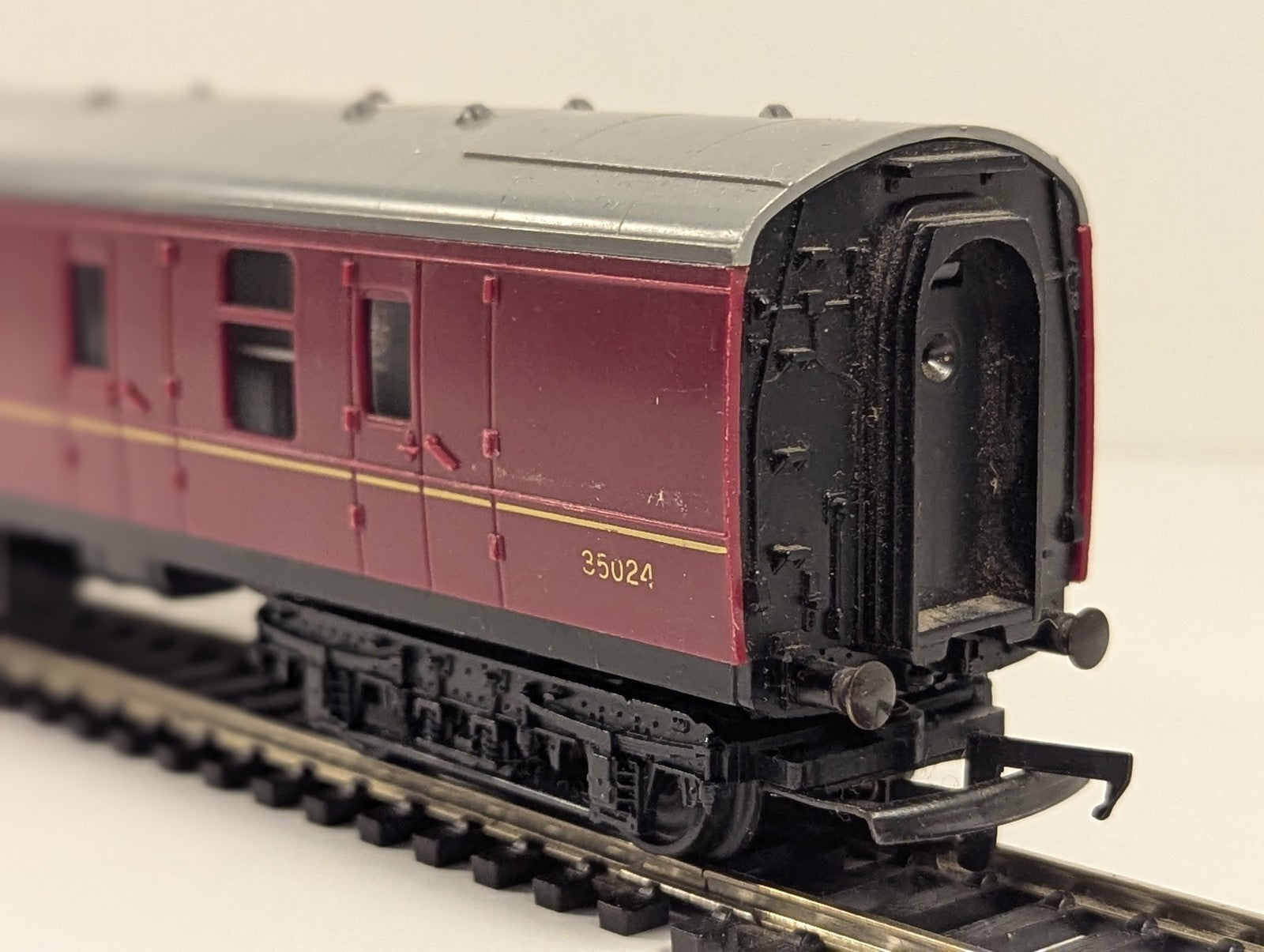 Tri-ang OO Gauge BR Mk1 Brake Second Corridor (BSK) Passenger Coach 35024