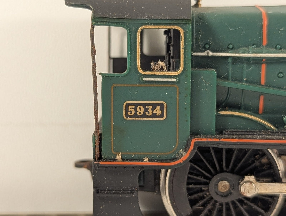 Hornby OO Gauge GWR Hall Class 'Kneller Hall' Steam Locomotive 5934 GWR Green