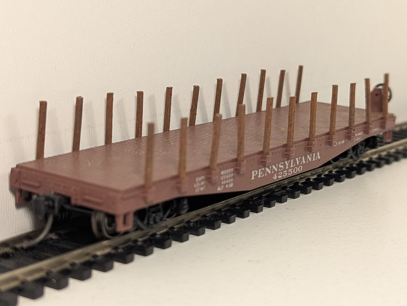 Industrial Rail HO Gauge Pennsylvania Flat Car with Stakes 425500