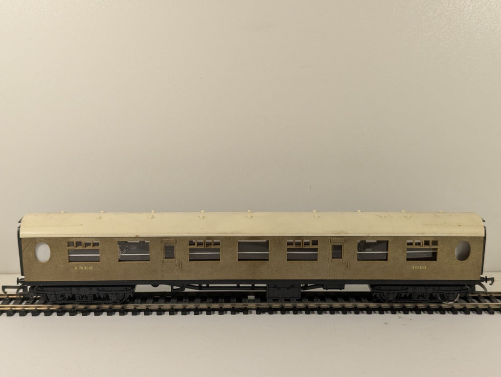 Tri-ang Hornby OO Gauge LNER Thompson Teak Coach