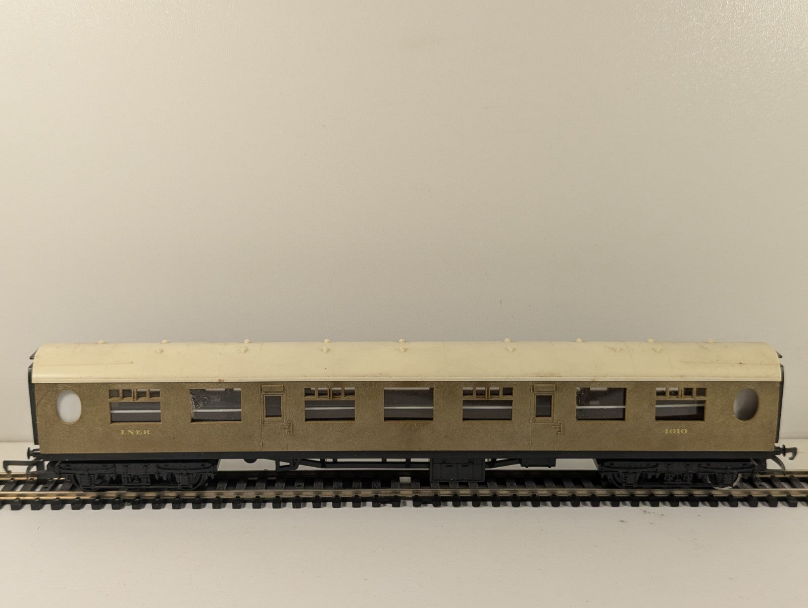 Tri-ang Hornby OO Gauge LNER Thompson Teak Coach