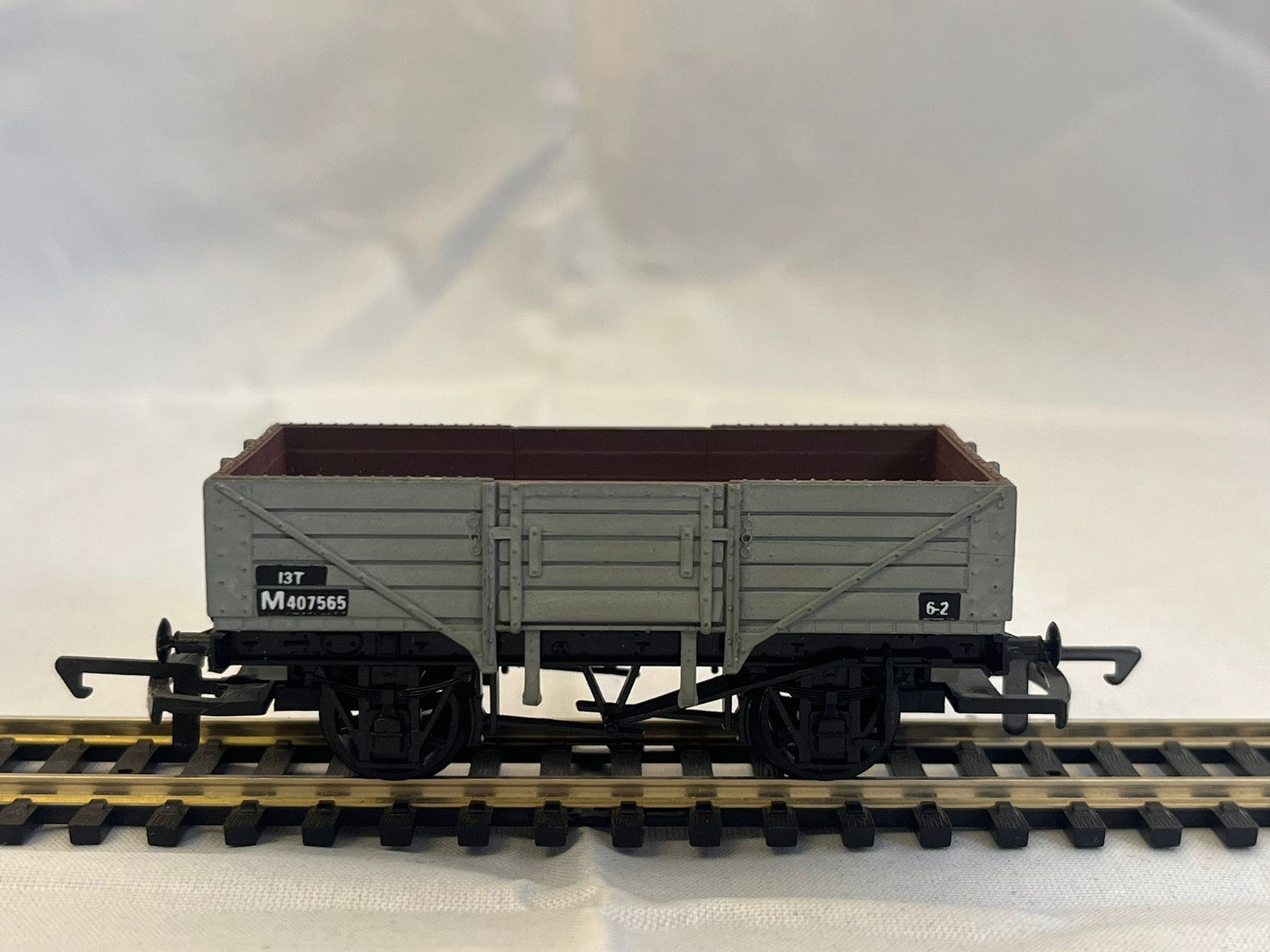 Dapol OO Gauge 3 Plank Wagonin Grey