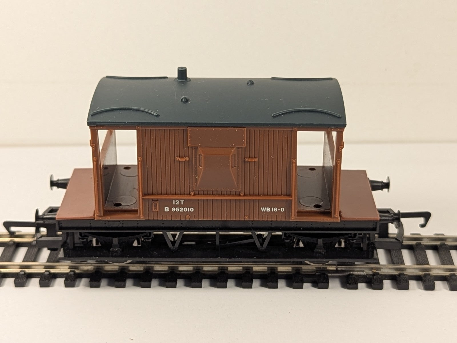 Hornby OO Gauge BR 20 Ton Brake Van Goods Wagon B952010 BR Bauxite