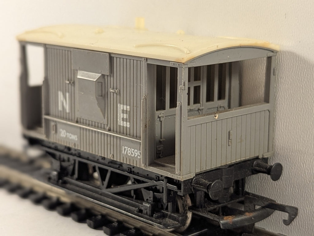 Hornby OO Gauge LNER 20 Ton Brake Van 178595 LNER Grey R124