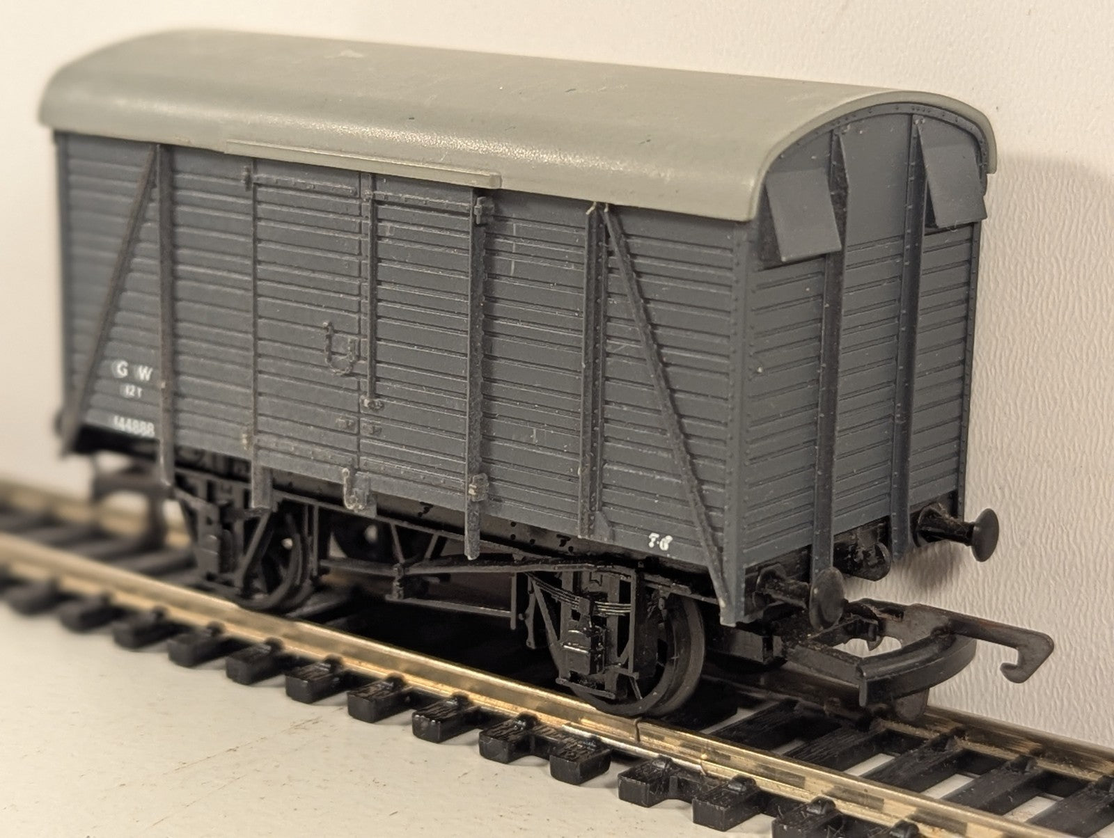Dapol B/15 12 Ton Box Van GWR Grey