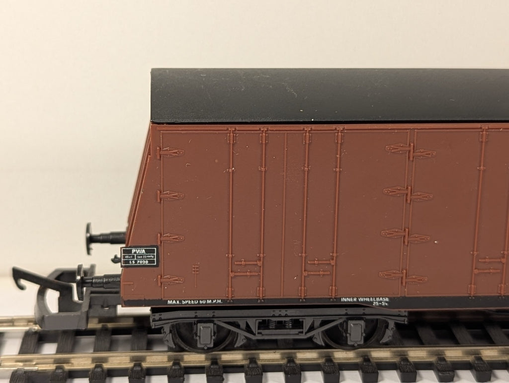 Lima OO Gauge PWA 82T Procor Bogie Pallet Van Red