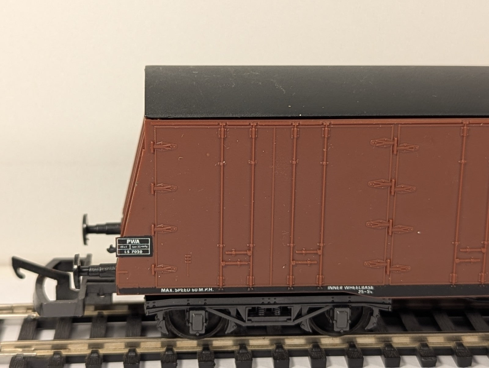 Lima OO Gauge PWA 82T Procor Bogie Pallet Van Red