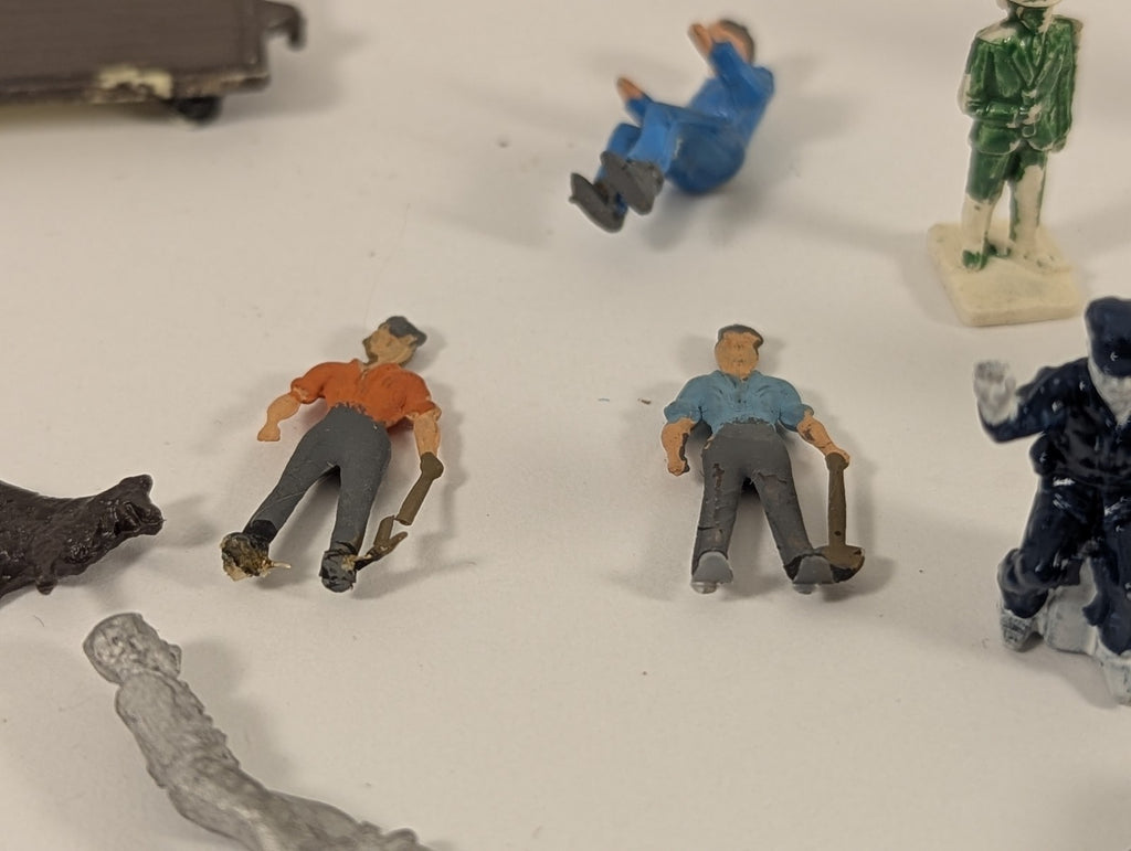 Various OO Gauge Figures