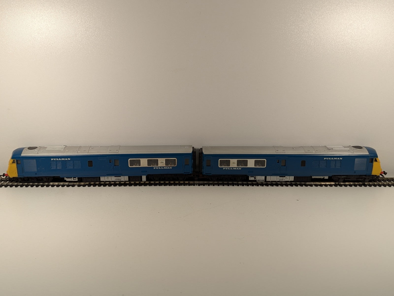 Tri-ang Hornby R555 OO Gauge BR Blue Pullman DMU Diesel Set