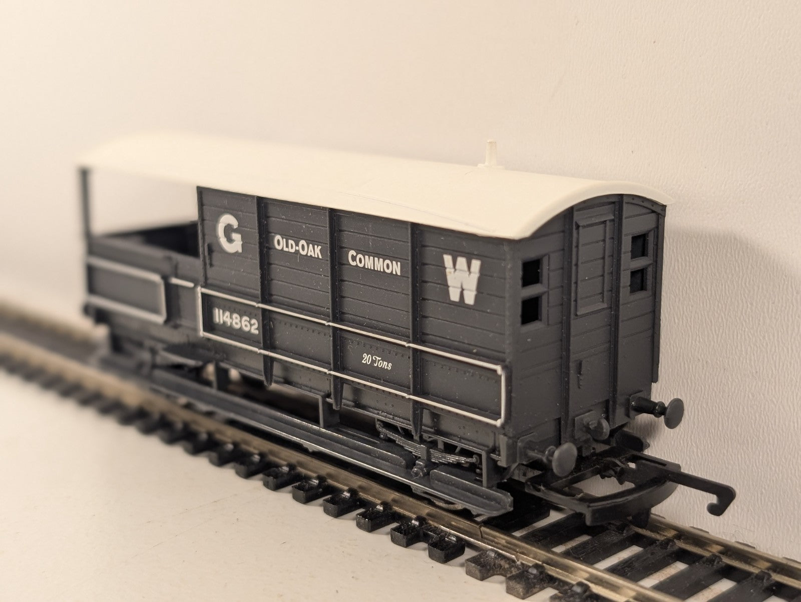 Hornby R6077B OO Gauge GWR Toad Brake Van Old Oak