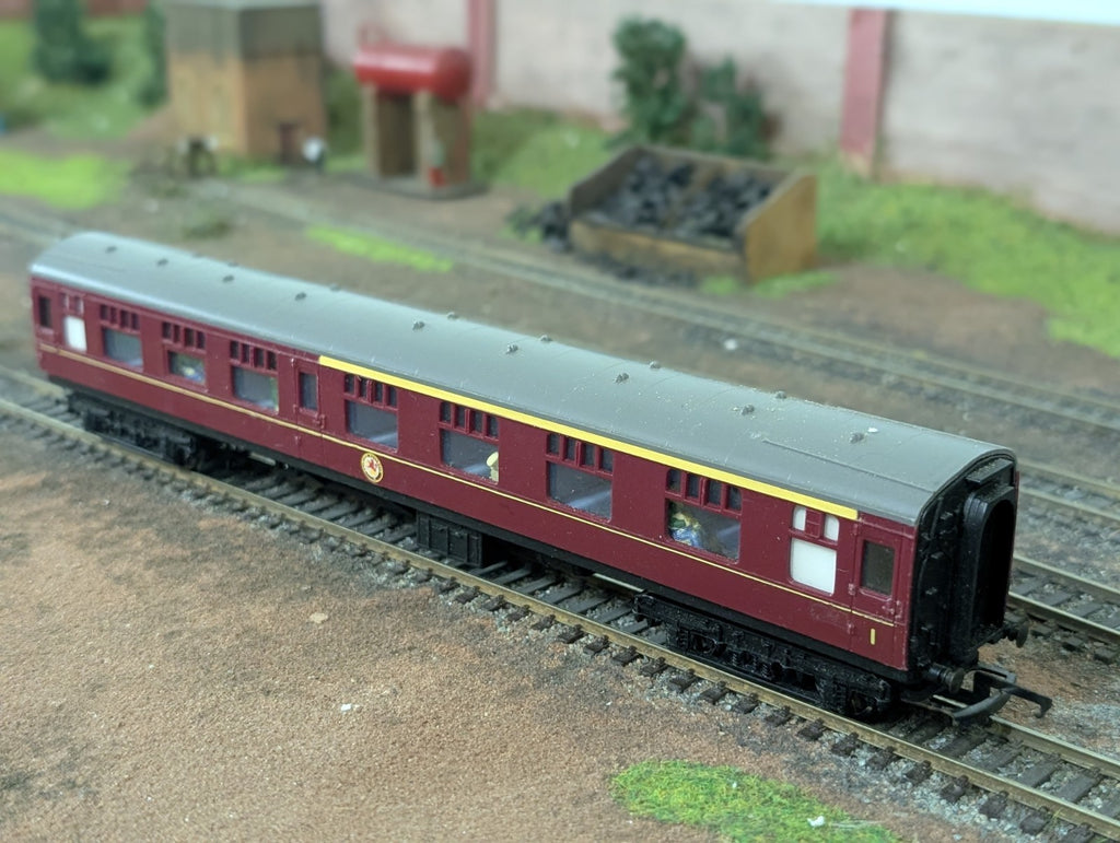 Hornby Tri-ang R382-15865 Composite Coach BR Maroon Unnumbered OO Gauge