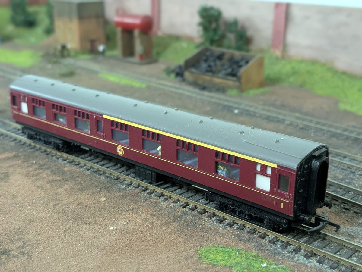 Hornby Tri-ang R382-15865 Composite Coach BR Maroon Unnumbered OO Gauge