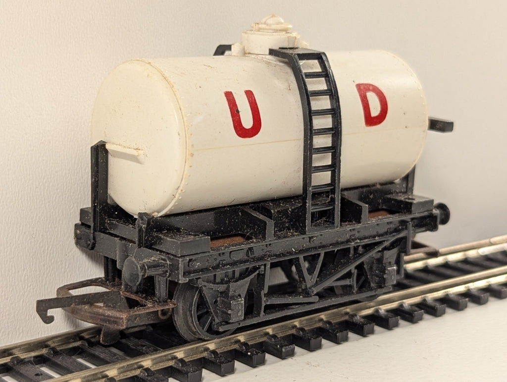 Tri-ang Hornby R15 OO Gauge United Dairies Milk Tanker Wagon – Some Rust