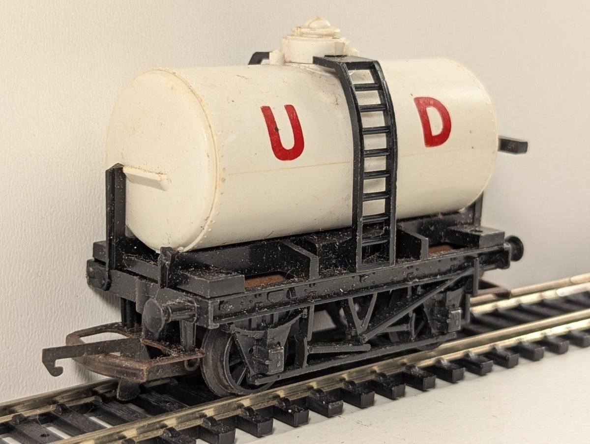 Tri-ang Hornby R15 OO Gauge United Dairies Milk Tanker Wagon – Some Rust