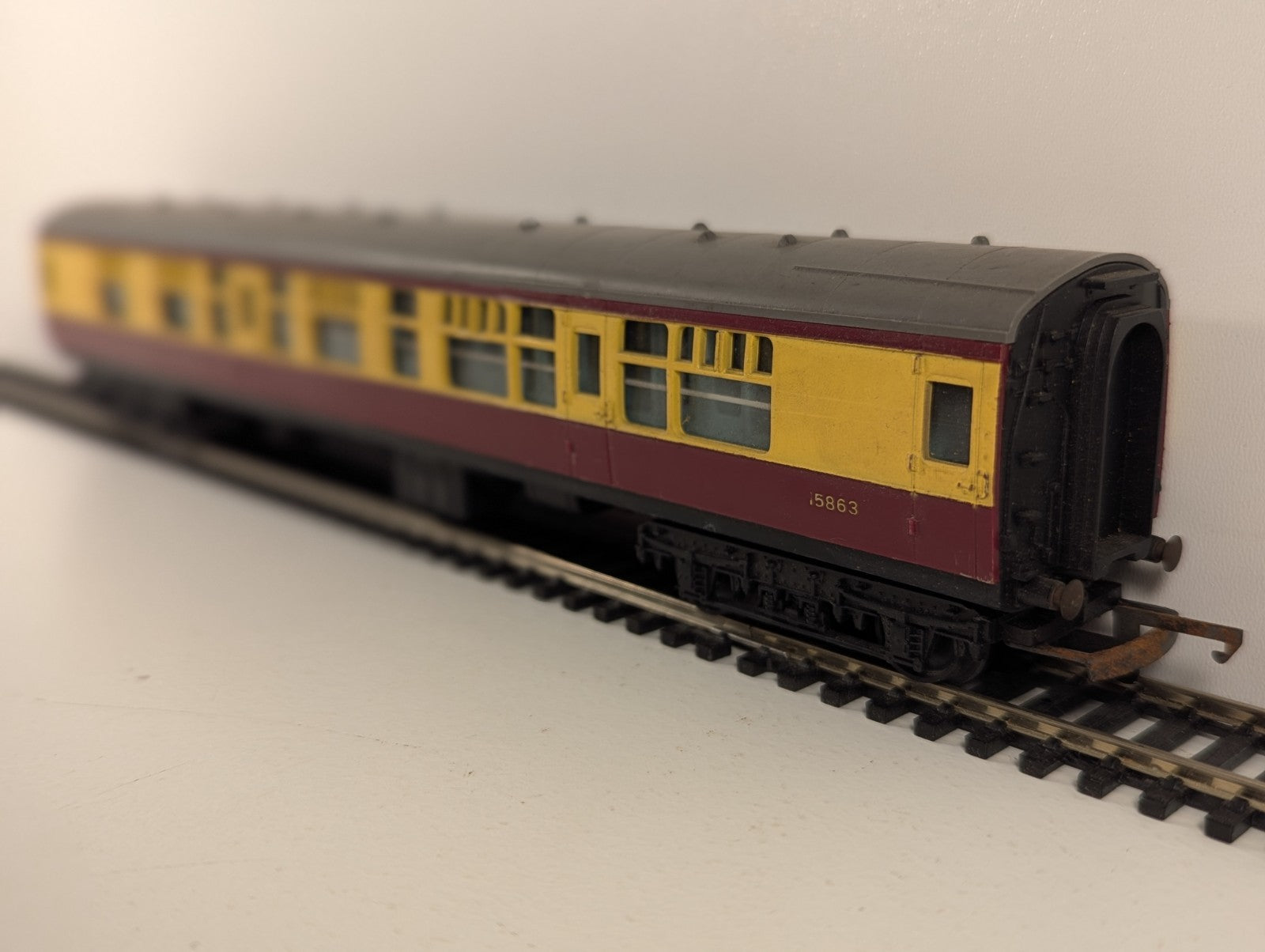 Tri-ang OO Gauge 1st & 3rd BR Composite Coach Cream & Maroon