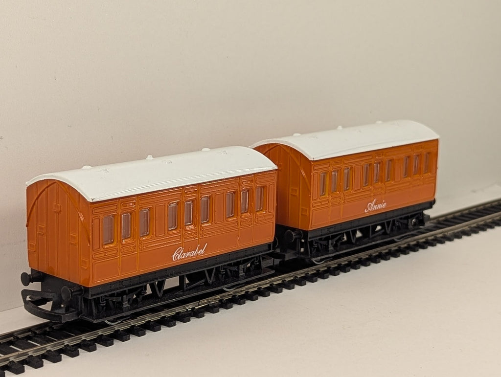 Hornby OO Gauge Thomas & Friends Annie and Clarabel Passenger Coaches Orange