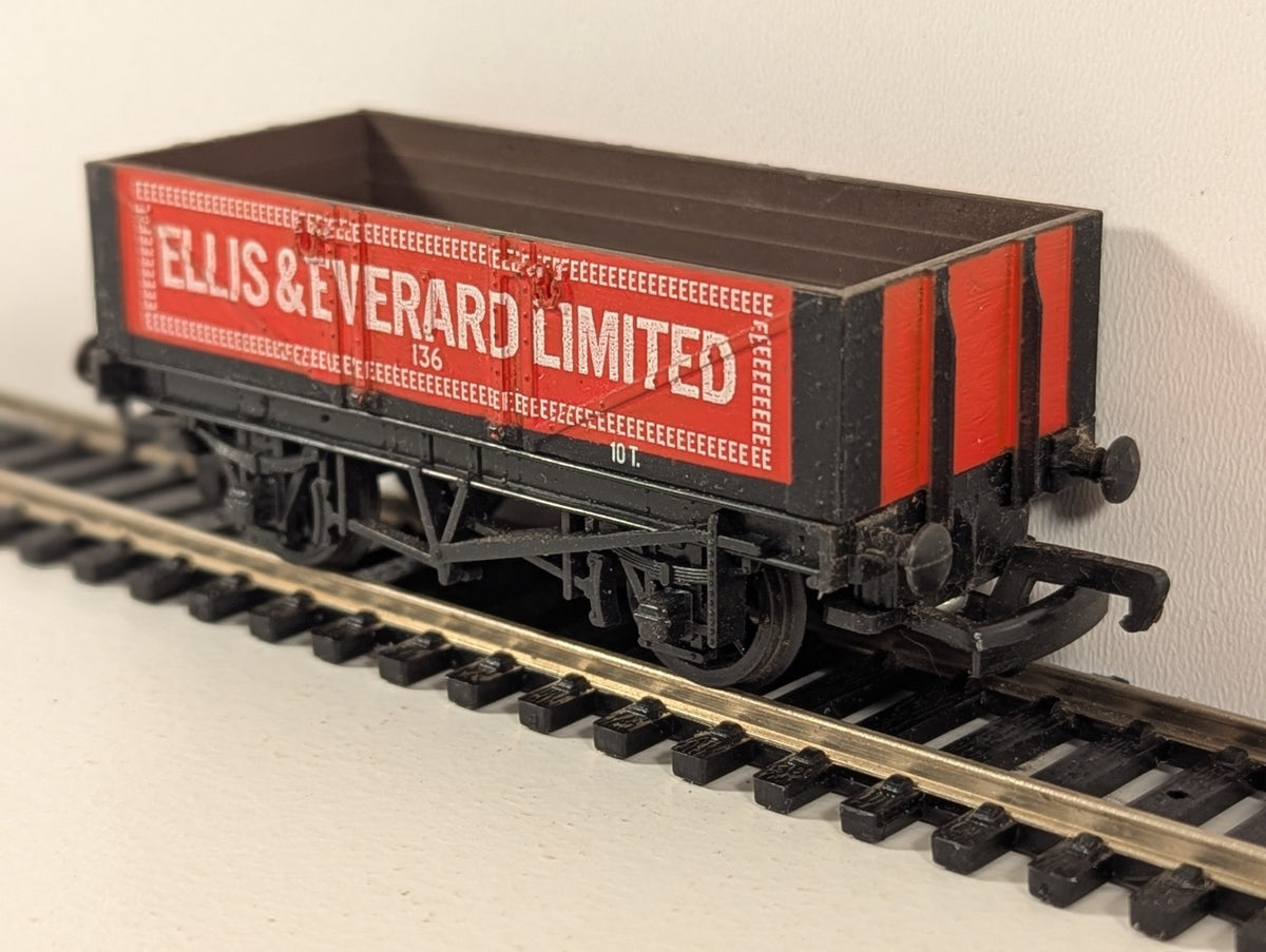 Mainline 37-131 OO Gauge 5-Plank Open Wagon – Ellis & Everard Ltd – No. 136