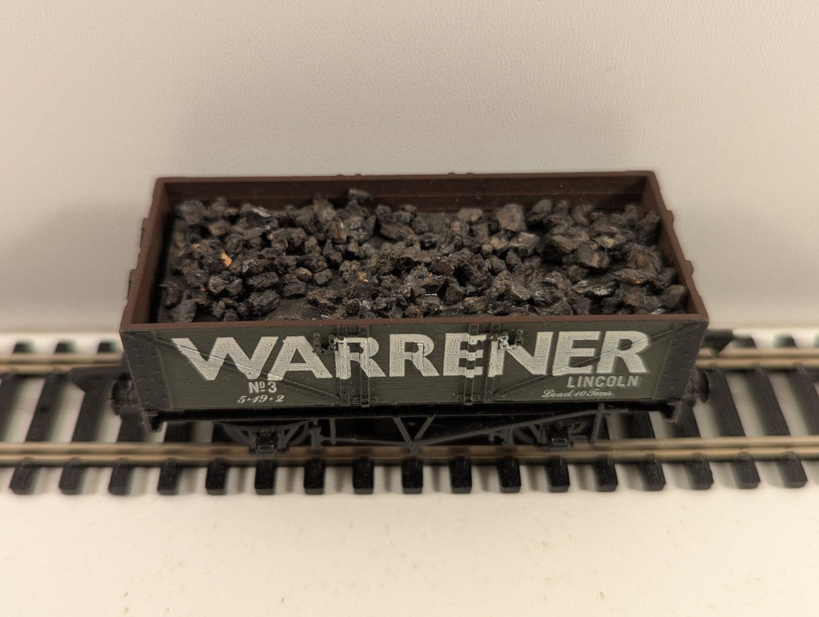 Mainline OO Gauge 37132 5 Plank Wagon Warrener Lincoln Green