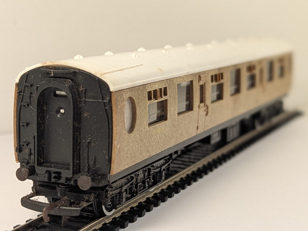 Hornby OO Gauge R435 LNER Teak Composite Coach 1010