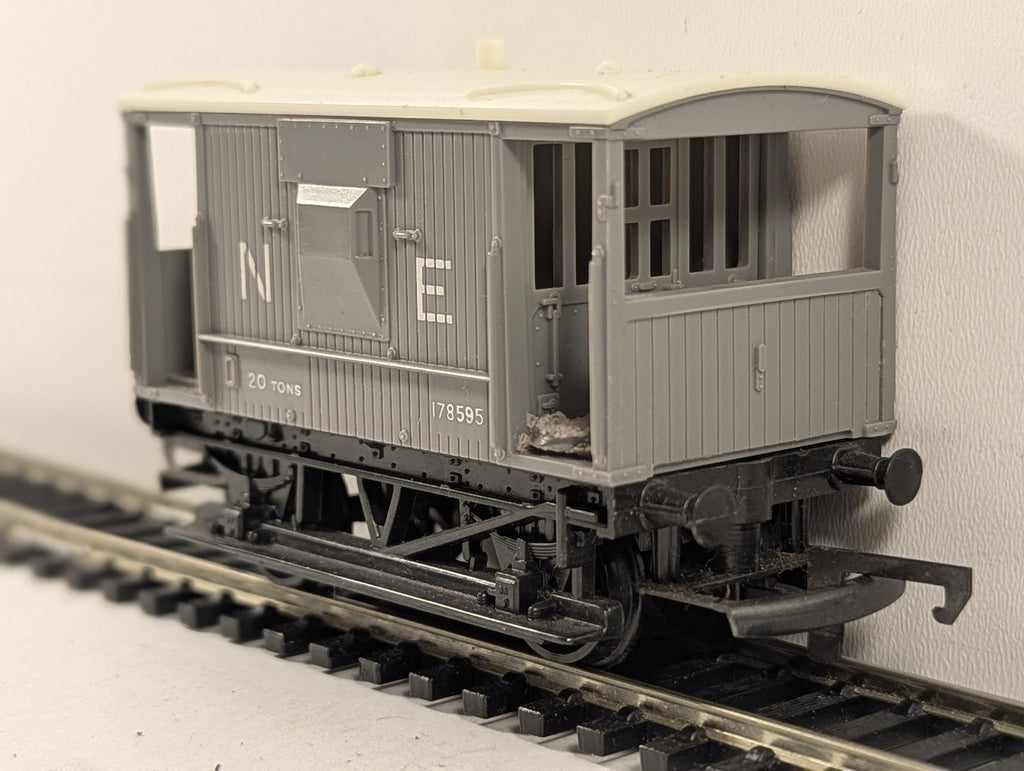 Hornby OO Gauge NE 20 Ton Brake Van 178595 NE Grey R124