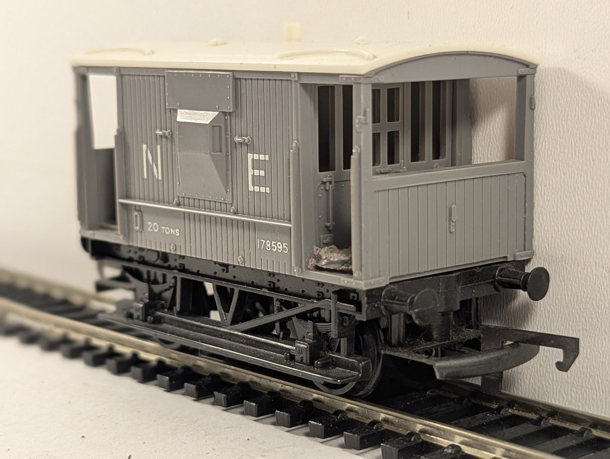 Hornby OO Gauge NE 20 Ton Brake Van 178595 NE Grey R124