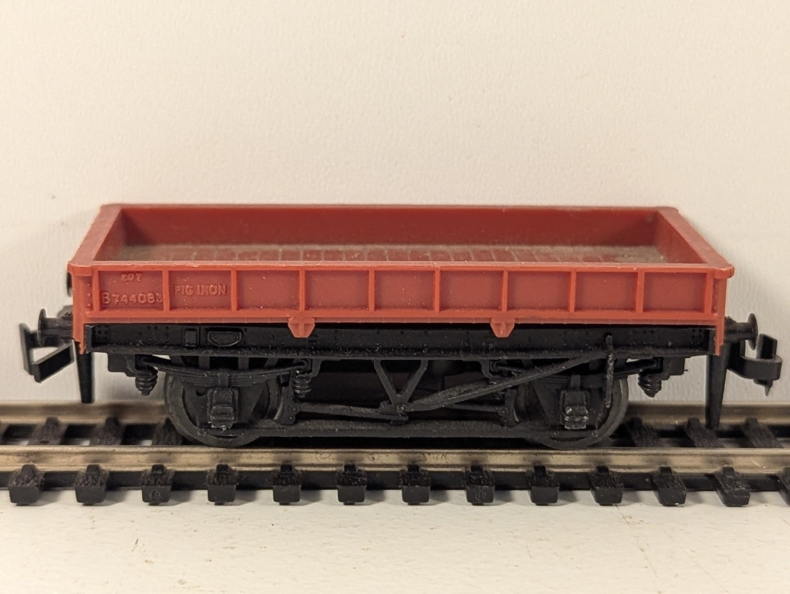 Trix OO Gauge Low-Sided Red Open Wagon