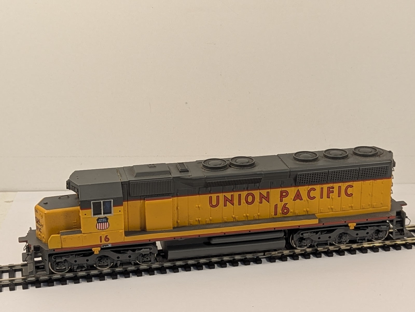 Bachmann HO Scale EMD GP40 Diesel Locomotive 16