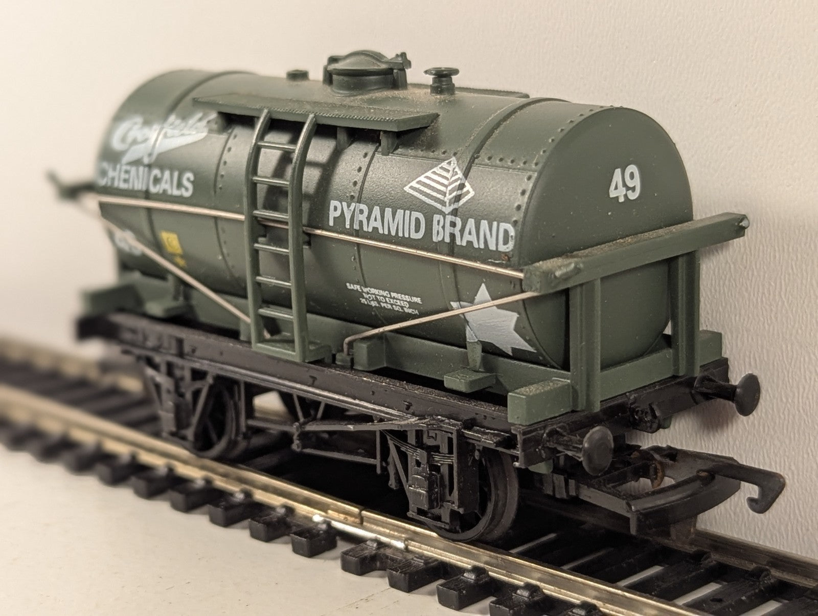 Dapol B133 OO Gauge 12 Ton Crosfield Chemical Tank Wagon - Boxed