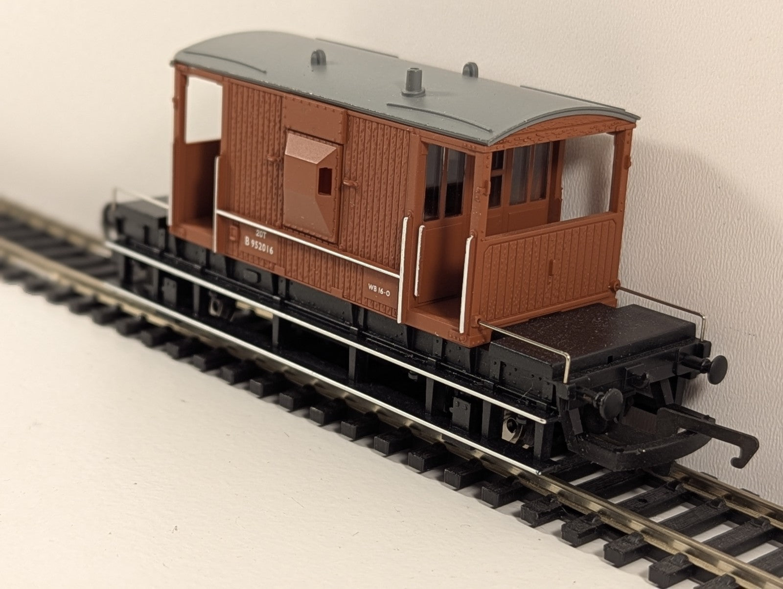 Hornby R6119 – BR 20 Ton Brake Van (B952005) – OO Gauge